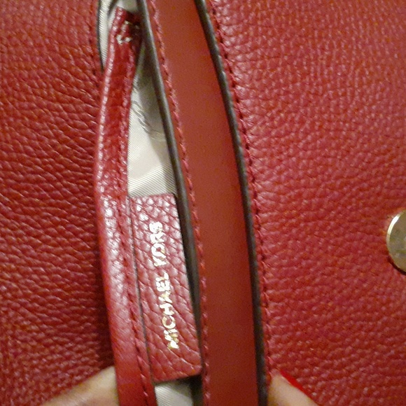 MICHAEL KORS.  MAROON LEATHER CROSSBODY NWOT - Picture 6 of 11
